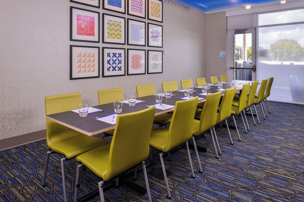 Holiday Inn Express and Suites - Mall of America - MSP Airport 58/68