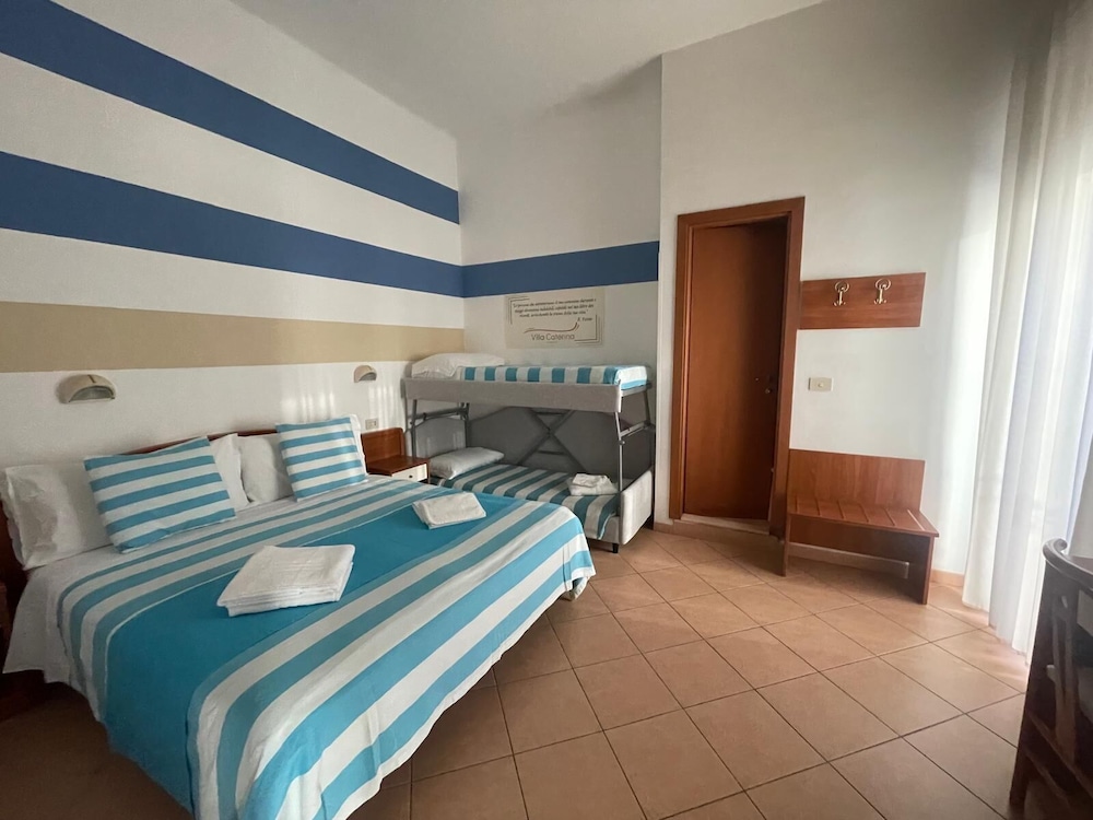 ROOM, QUADRUPLE