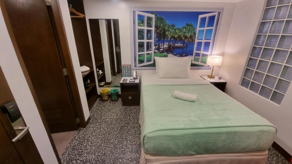 One Cristina Suites 34/49