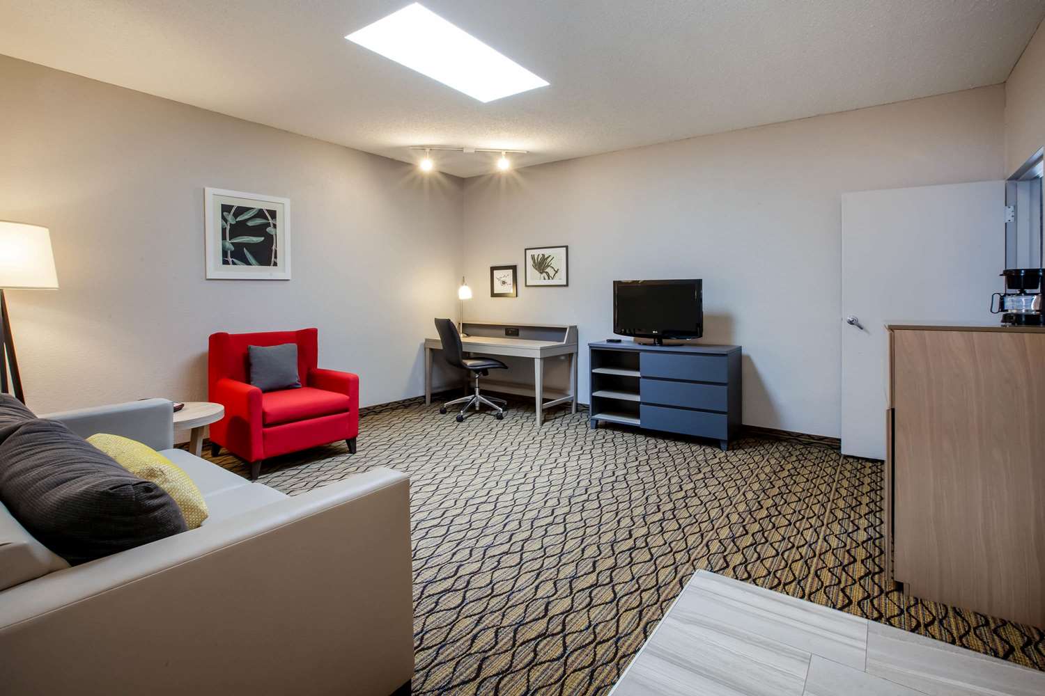 Days Inn & Suites by Wyndham Rochester Hills MI 17/31