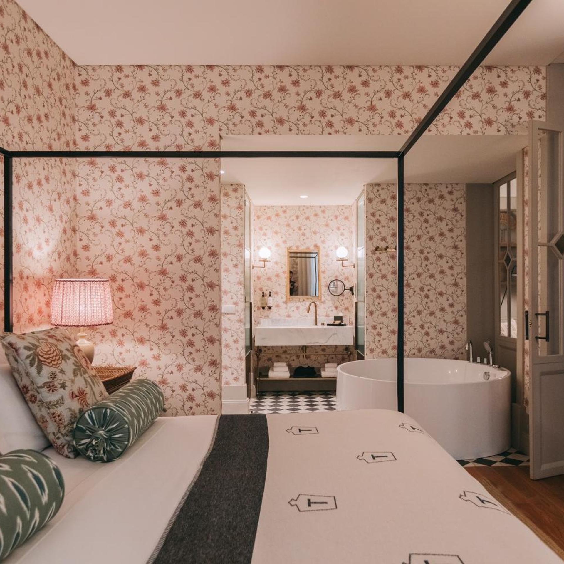 Royal, Suite, King Bed, Hot Tub