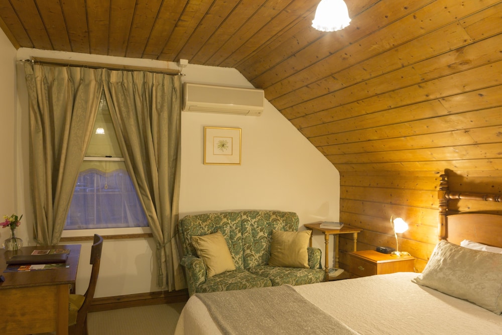 THE RACECOURSE INN 18/50