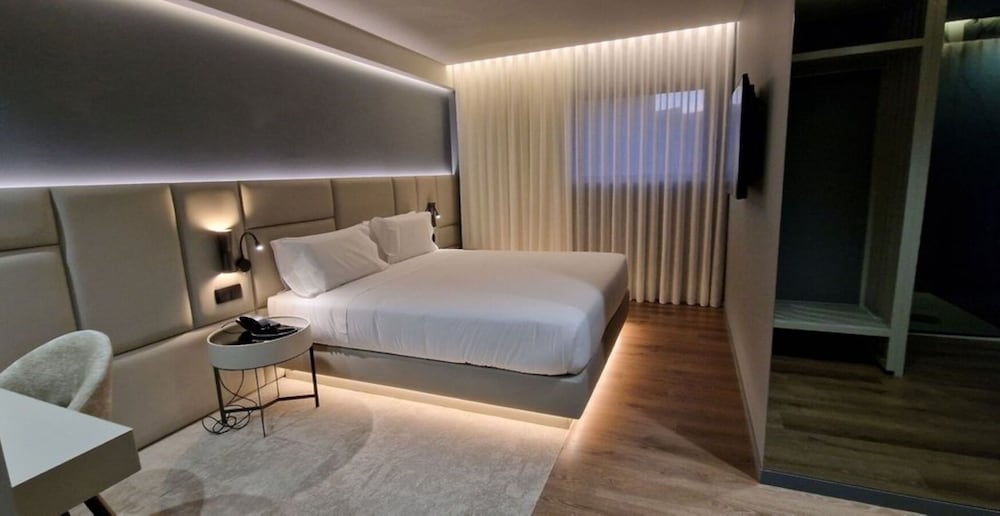 DELUXE, DOUBLE BED