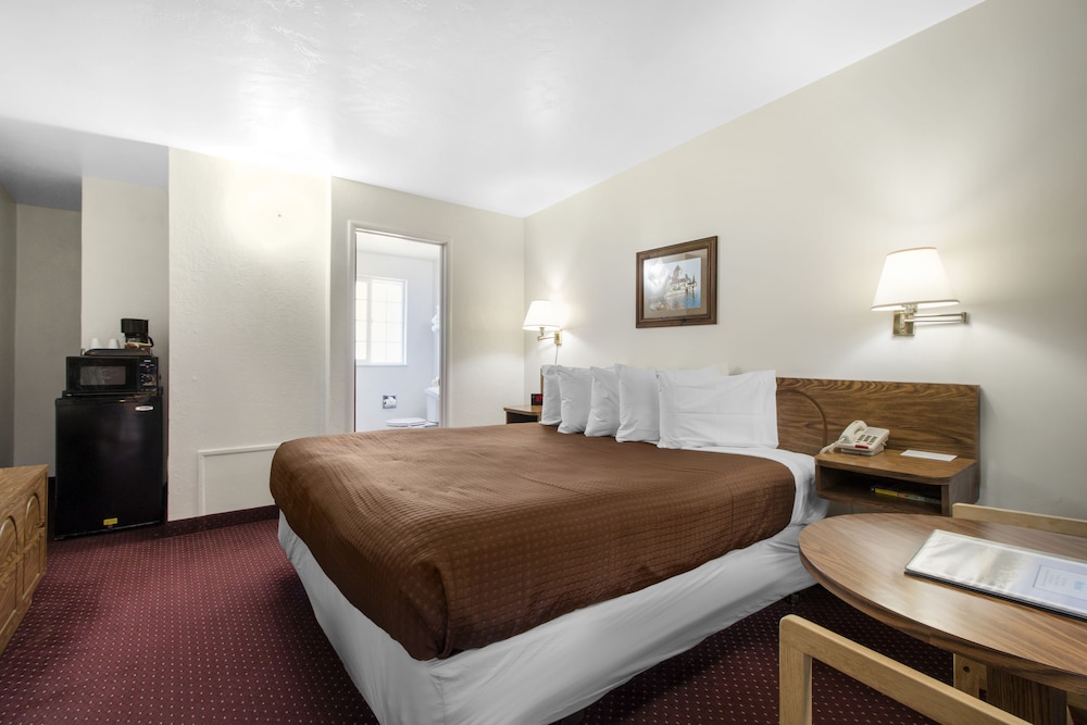 غرفة بسرير كينج بجاكوزي، Town House Motel - Historic Old Town Eureka 3/6