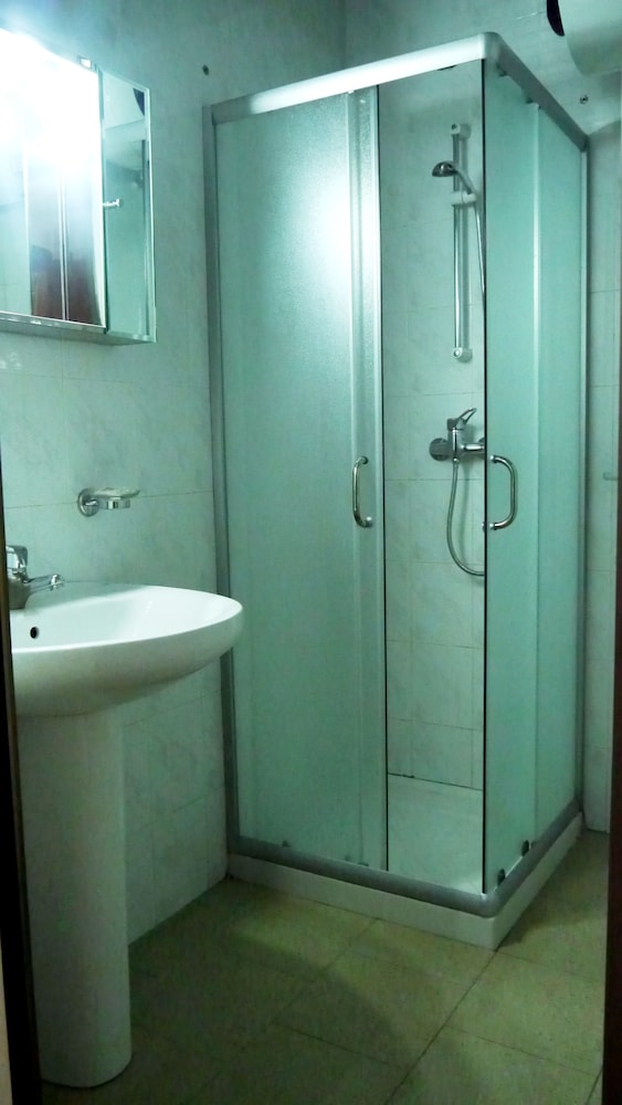 ROOM, SINGLE