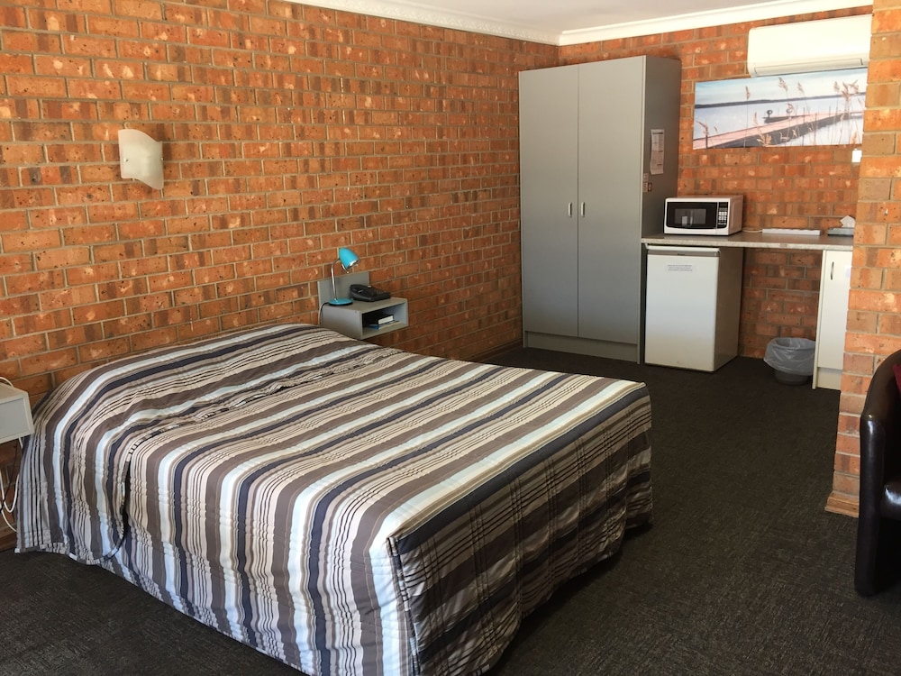 KADINA GATEWAY MOTOR INN 10/45