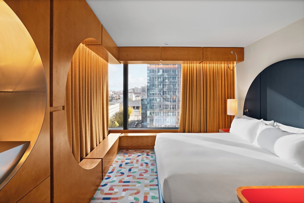 STANDARD, KING BED, CITY VIEW