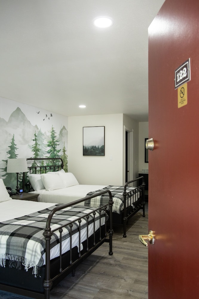 The Occidental Lodge 25/55