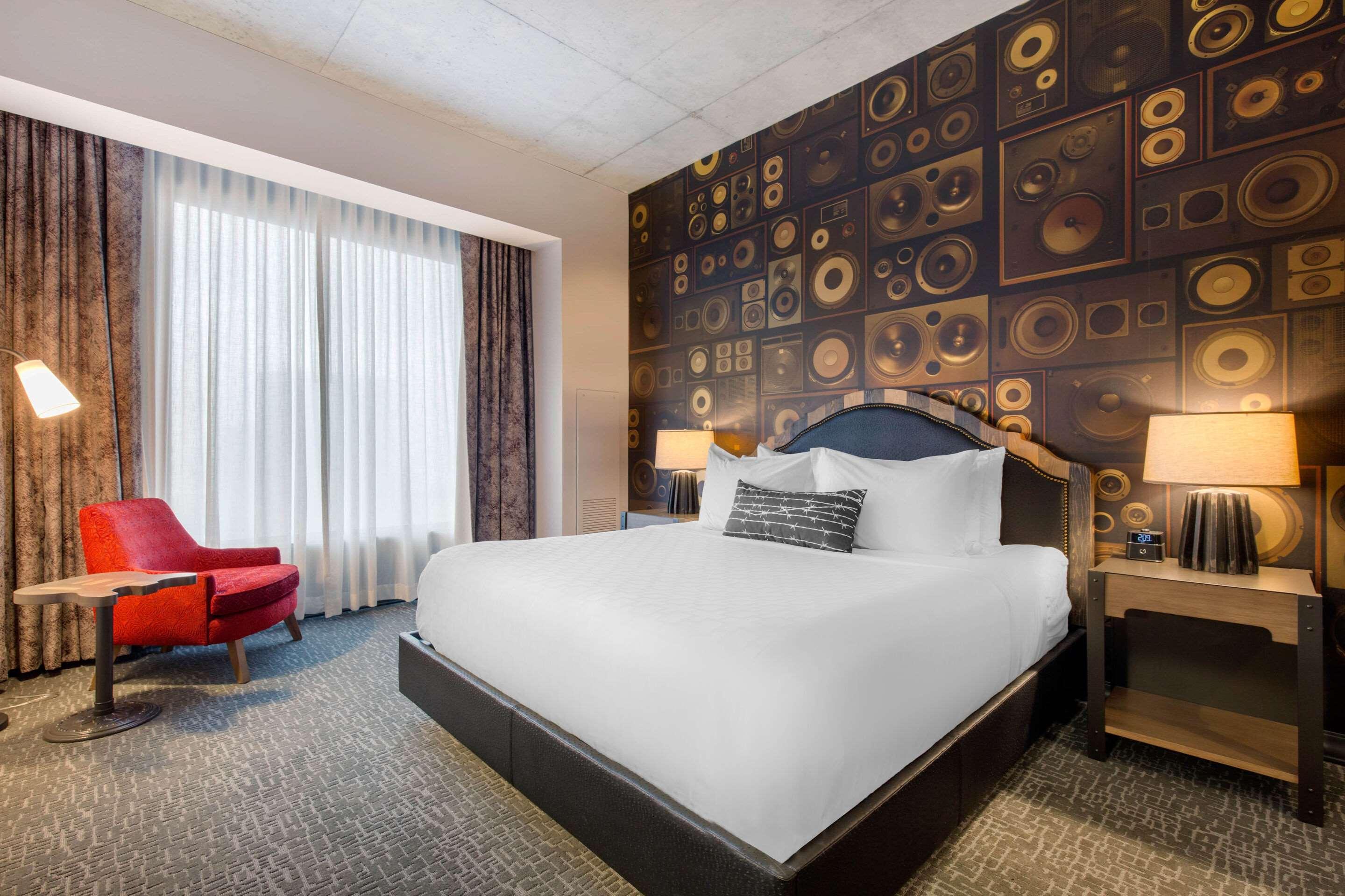 ROOM, KING BED, ACCESSIBLE