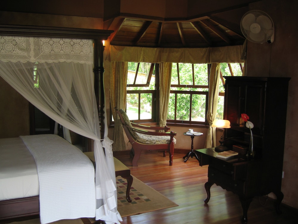 SPRING HOUSE BEQUIA 18/50