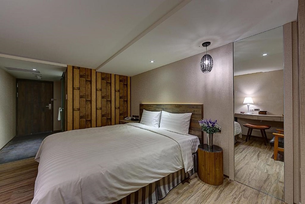 Lan Kwai Fong Garden Hotel 21/66