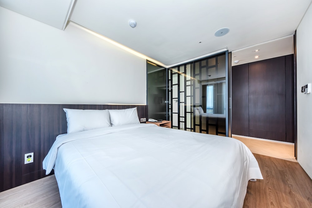 FIRST, SUITE, LOW FLOOR