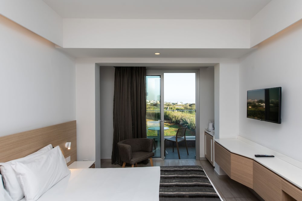ROOM, DOUBLE OR TWIN BED, SIDE SEA VIEW