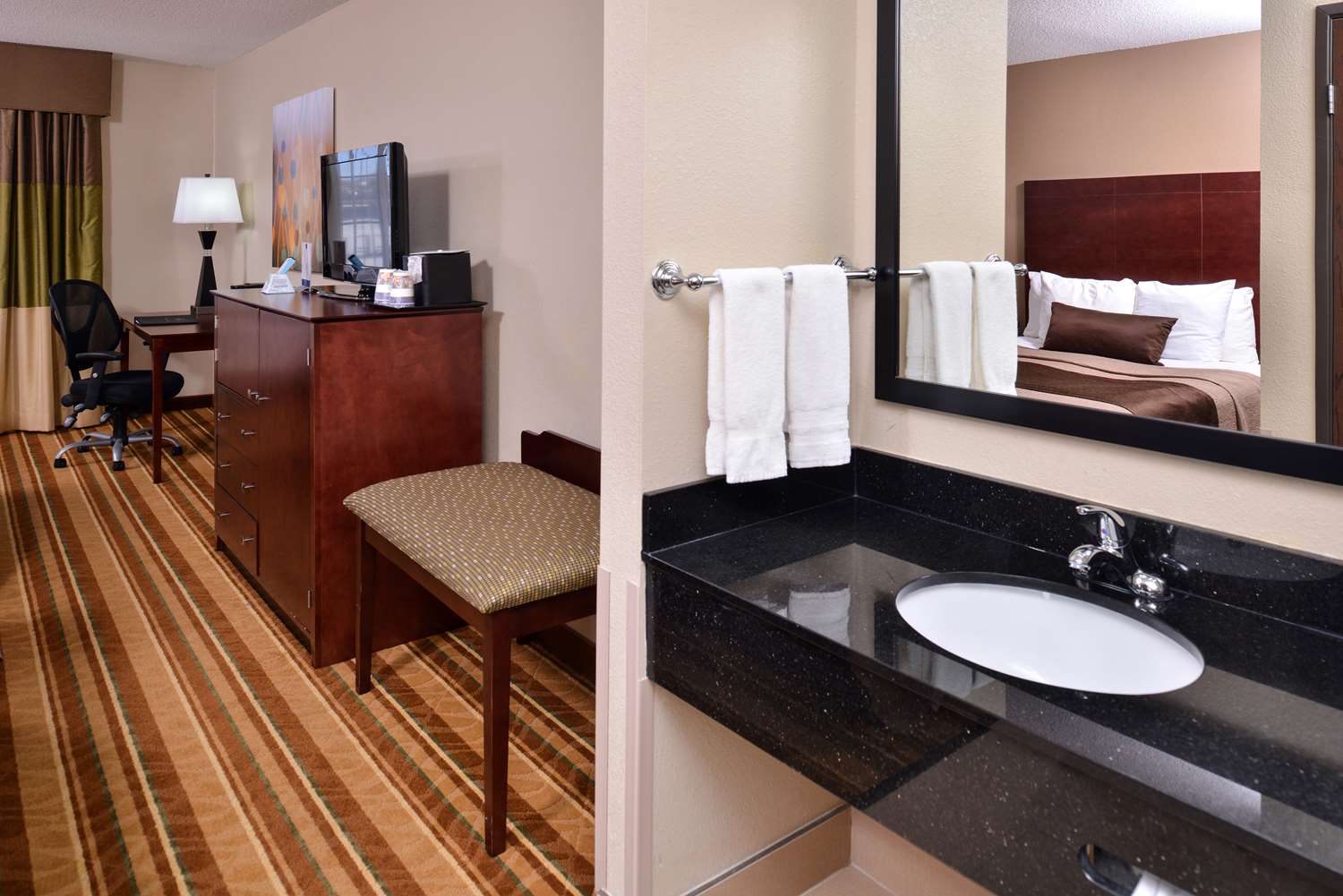 غرفة بسريرين كوين، Old Mill Inn Omaha NE 4/4