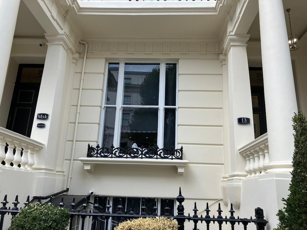 HYDE PARK ECONOMY 2/55