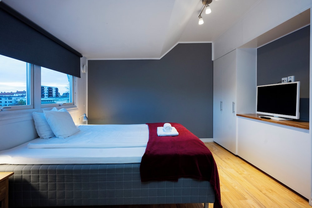 Port Hotel 12/45