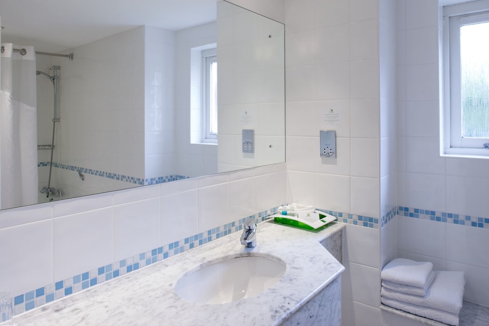 Holiday Inn Farnborough by IHG 33/74