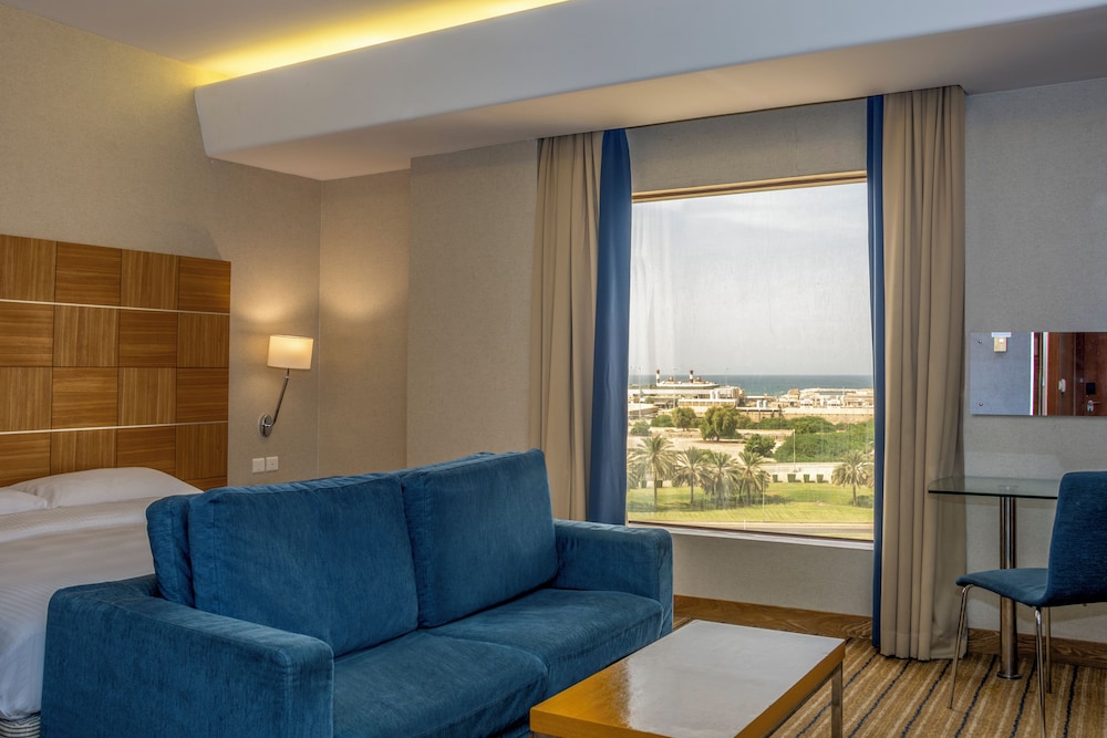 Golden Tulip Muscat 23/50