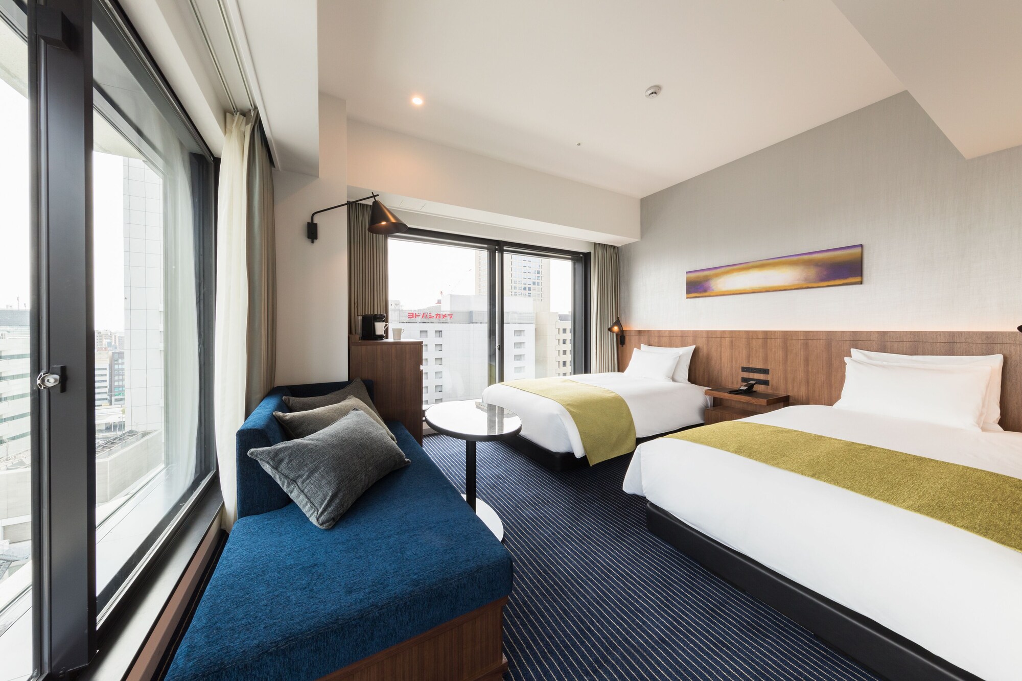 URBAN, TWIN BEDS, CITY VIEW, CORNER