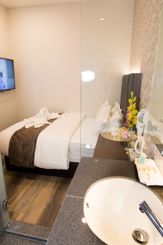 Spring Season Hotel 33/33