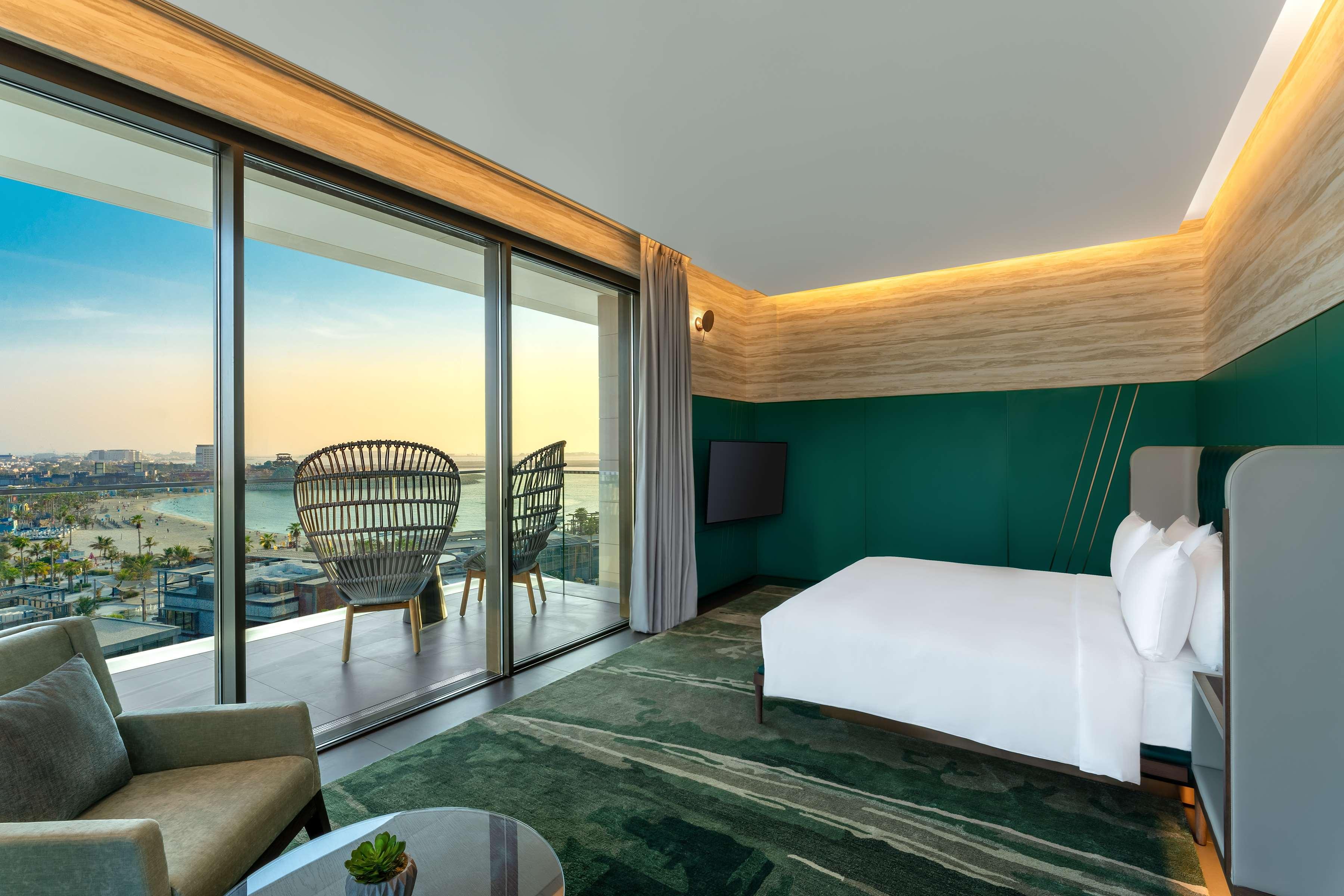 Exclusive, King Bed, Skyline View, Balcony
