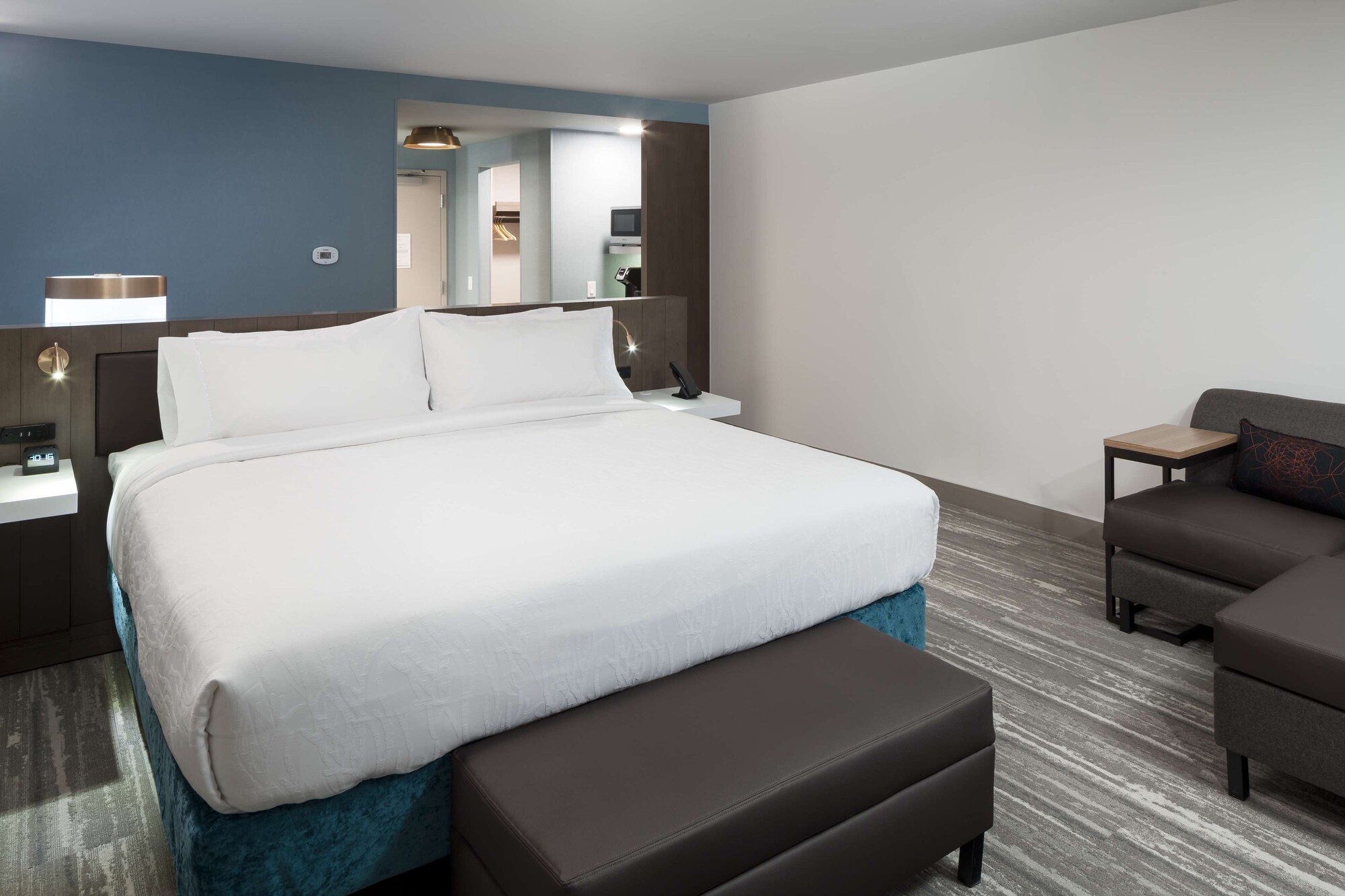 DELUXE, KING BED