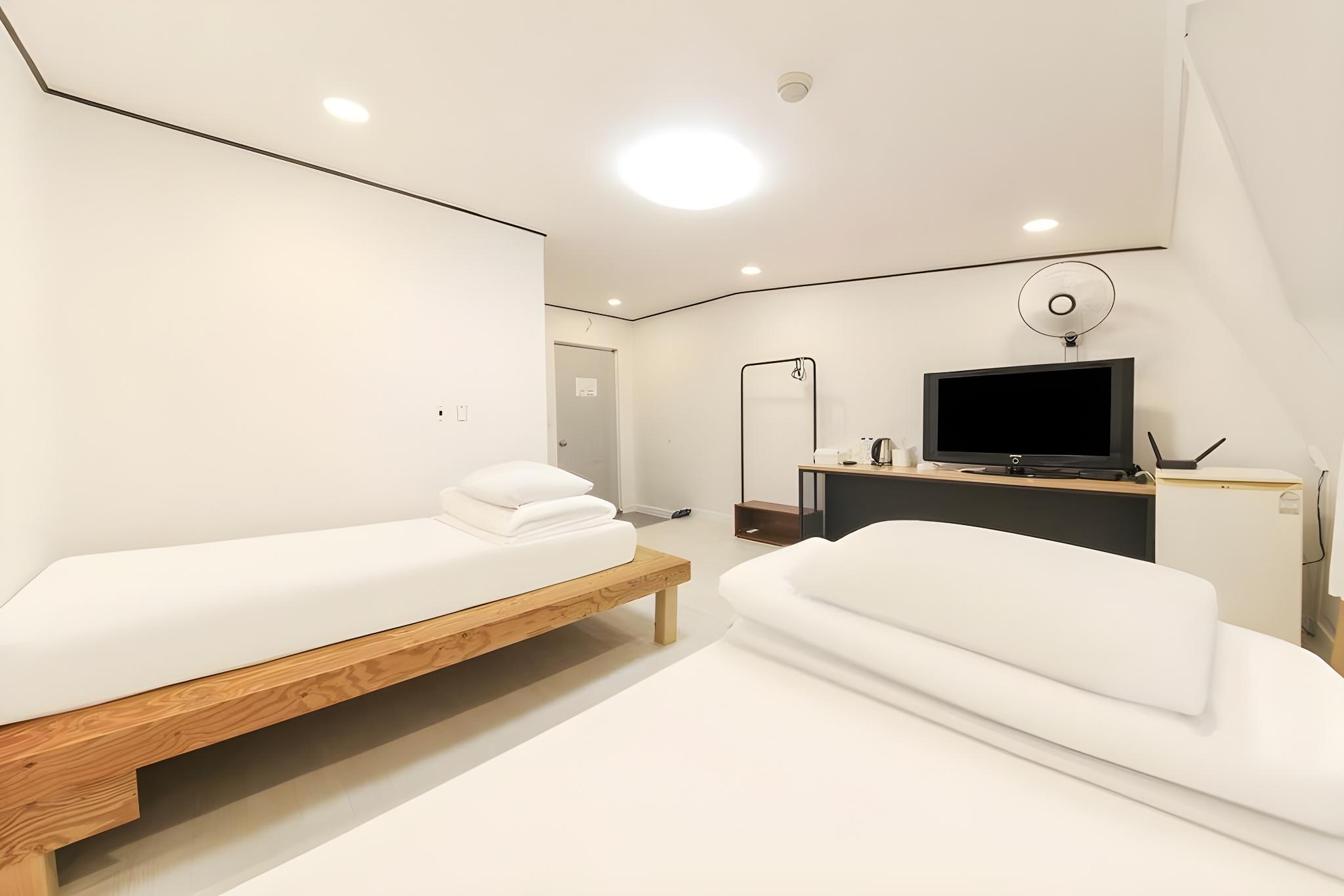 Type C, Twin Beds, Bathtub