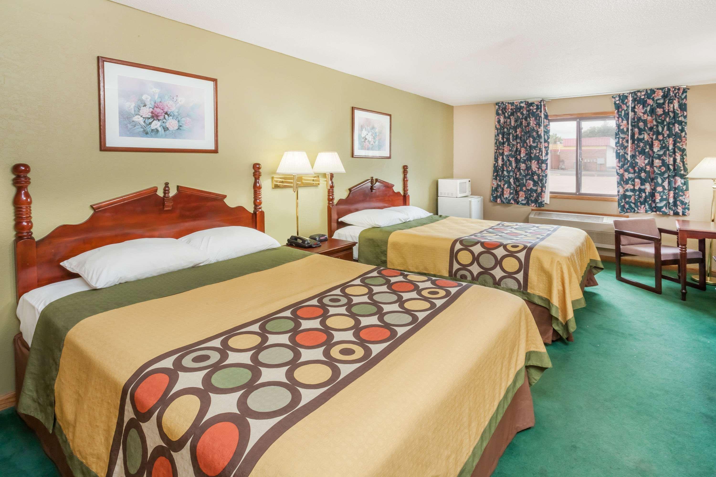 غرفة بسريرين كوين، Super 8 by Wyndham McLean/Bloomington SW 2/4
