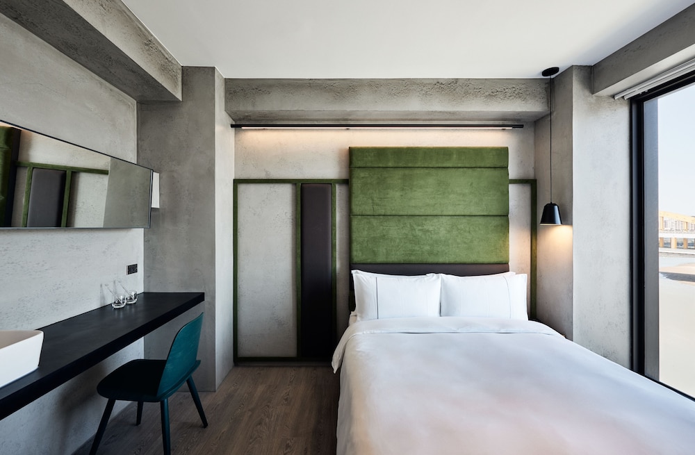 Water Front Hotel 14/67