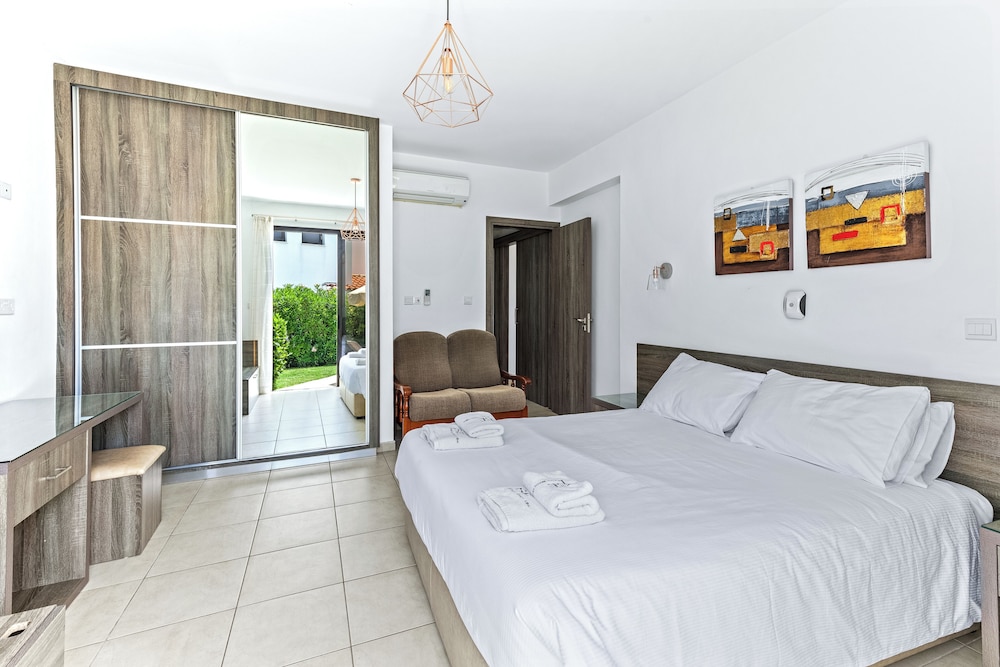 Platzia Beach Villas 7/35