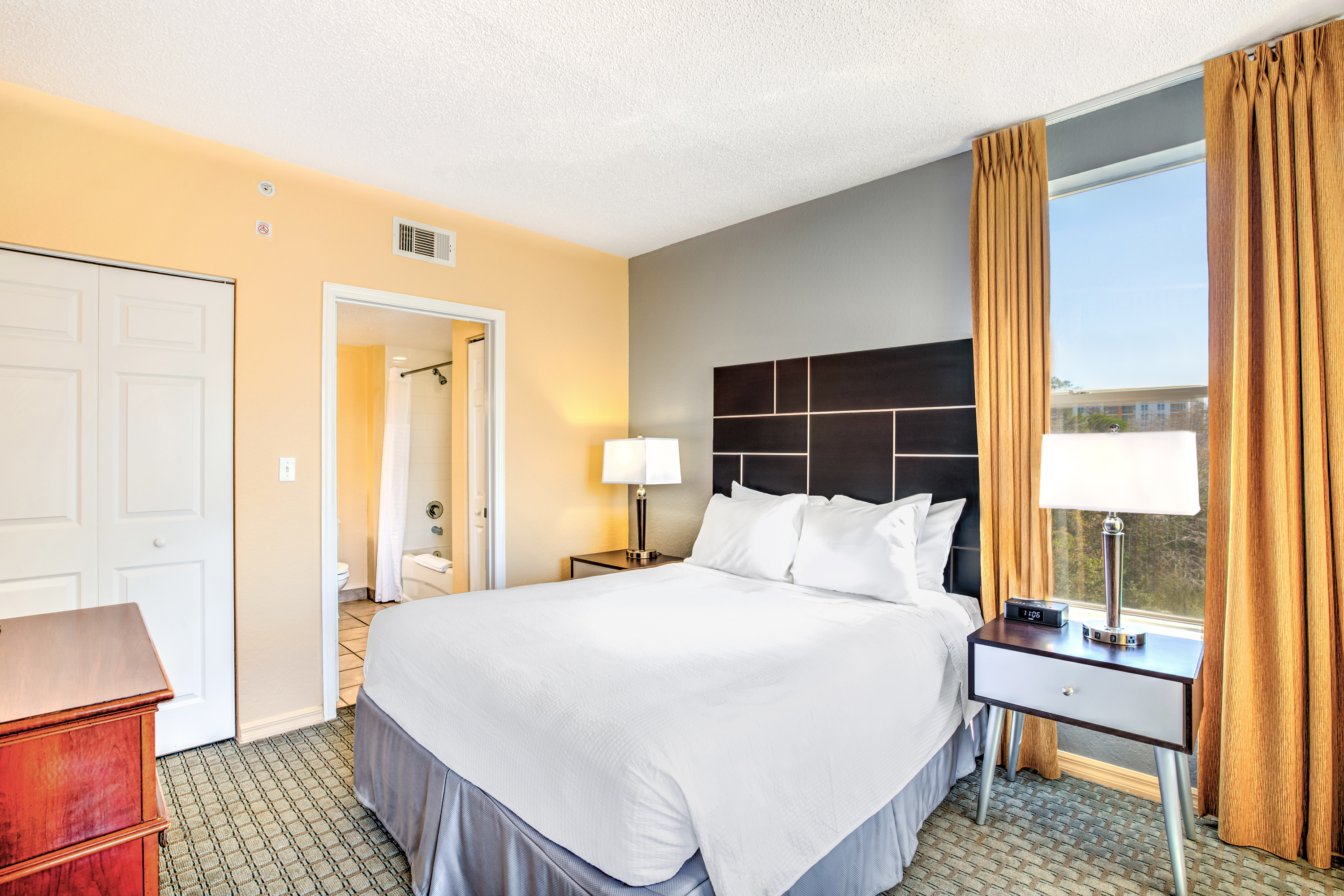 DELUXE, QUEEN BED