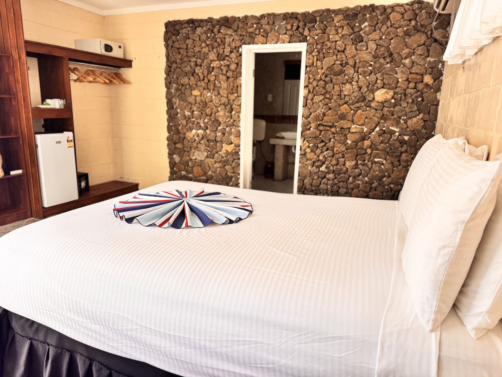 Orator Hotel Samoa 23/65