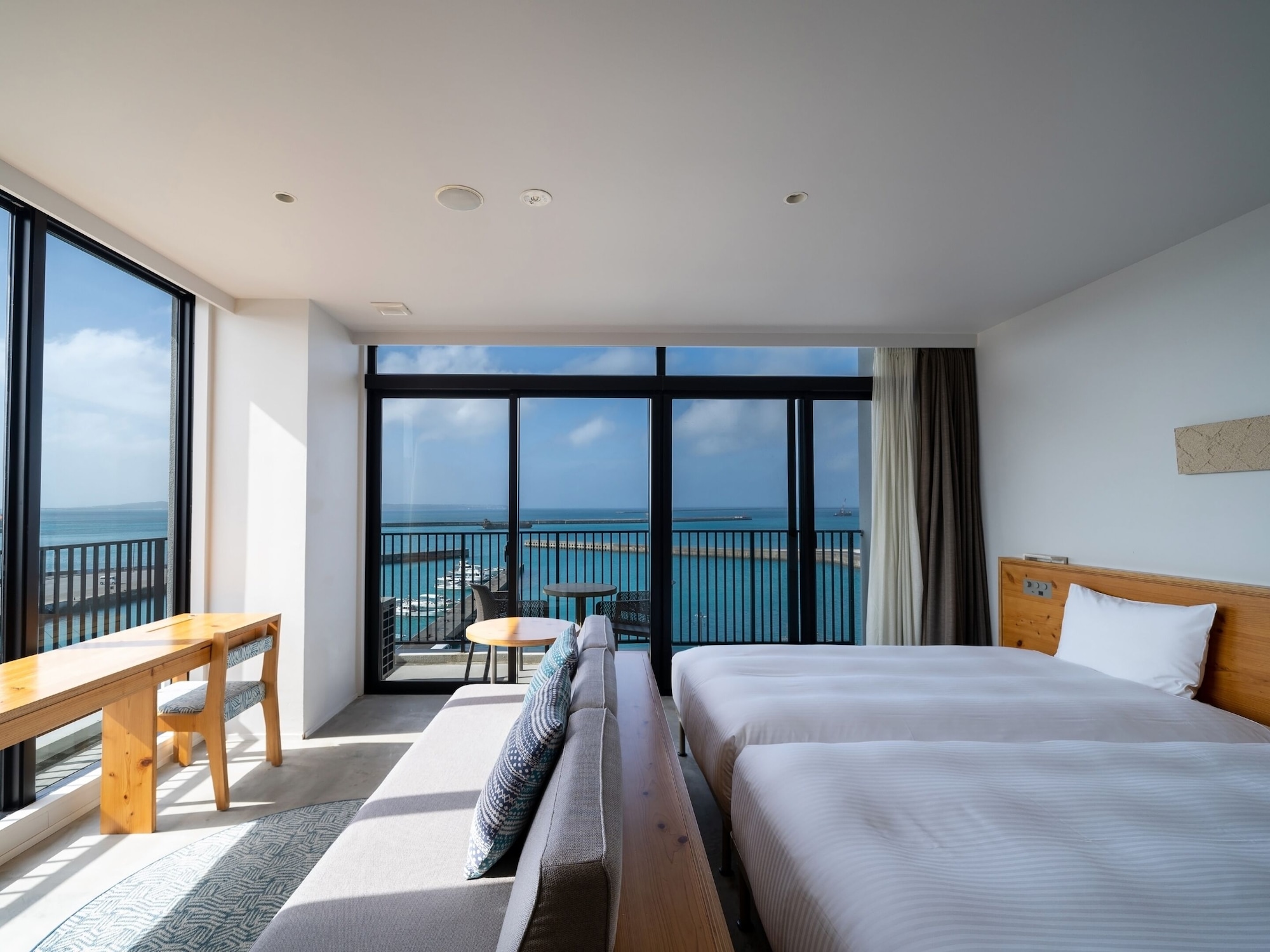 SUPERIOR, TWIN BEDS, CORNER
