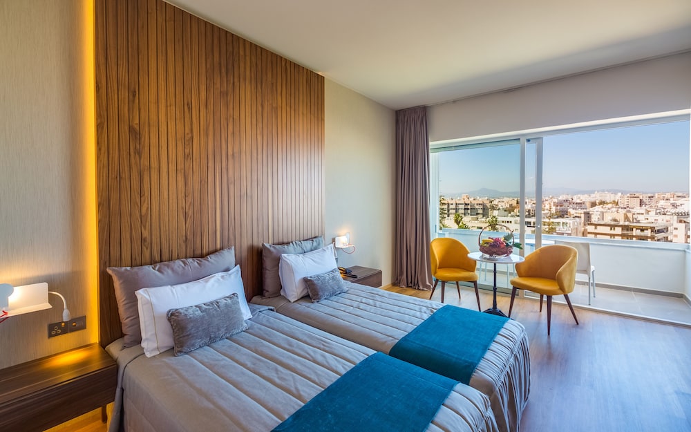STANDARD, TWIN BEDS, CITY VIEW