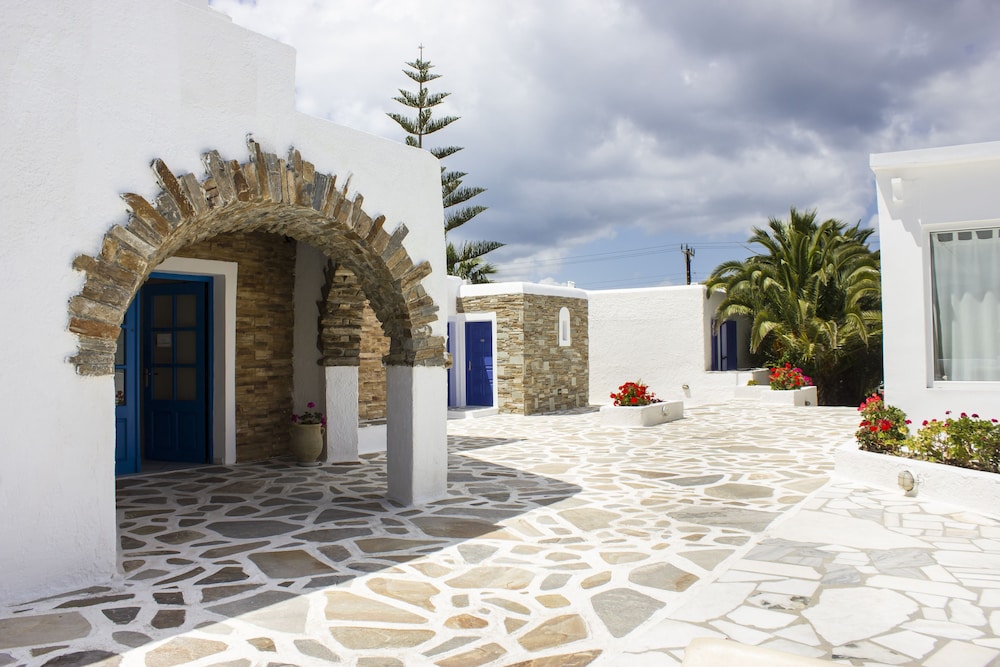 Naxos Holidays 25/64
