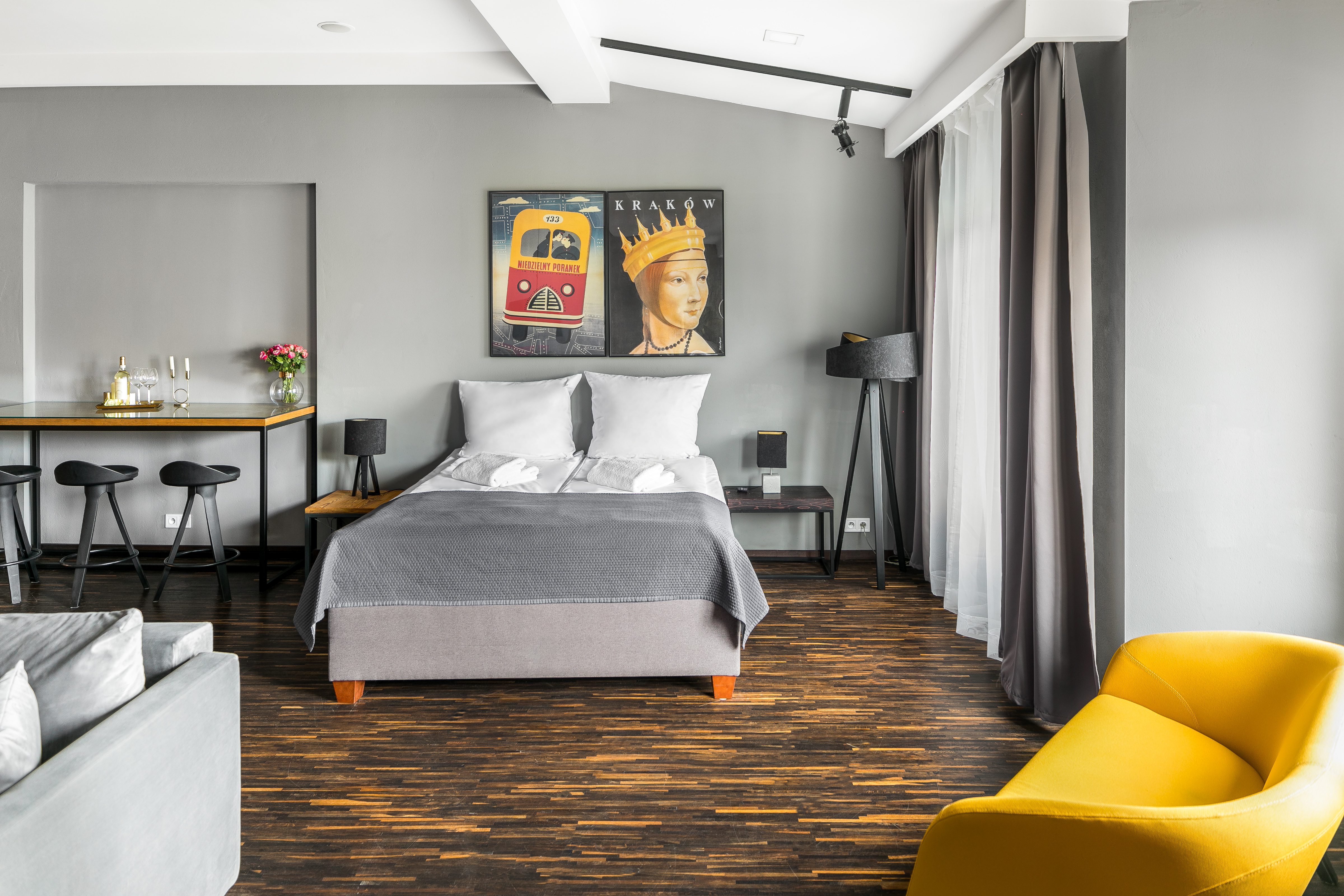 Penthouse, Studio
