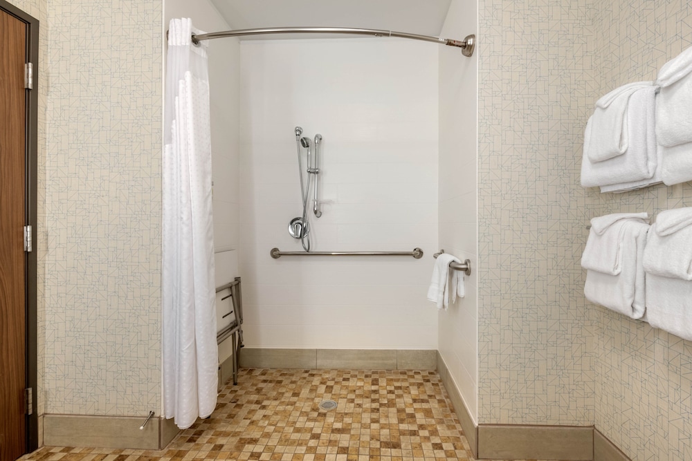 Holiday Inn Express Suites St Petersburg Seminole Area 34/74