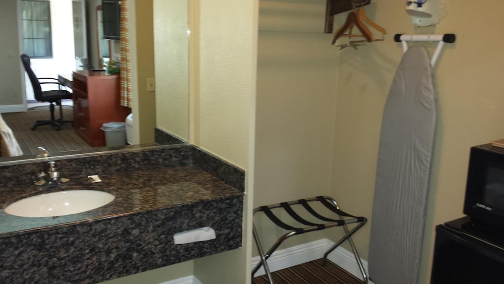 Regency Inn And Suites 24/27