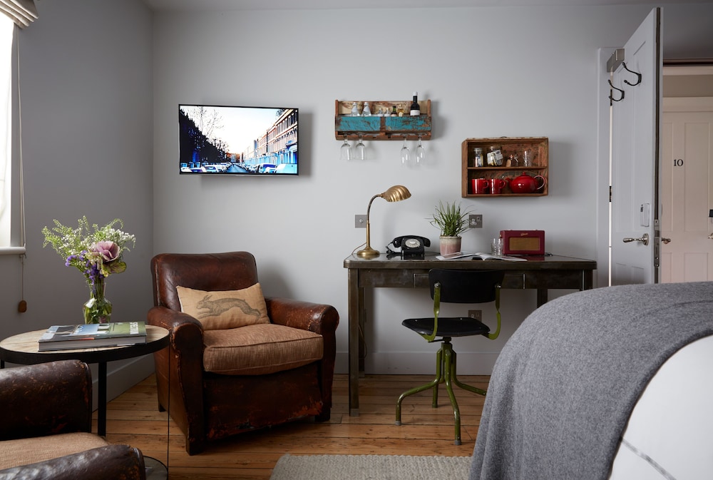 Artist Residence London 35/50