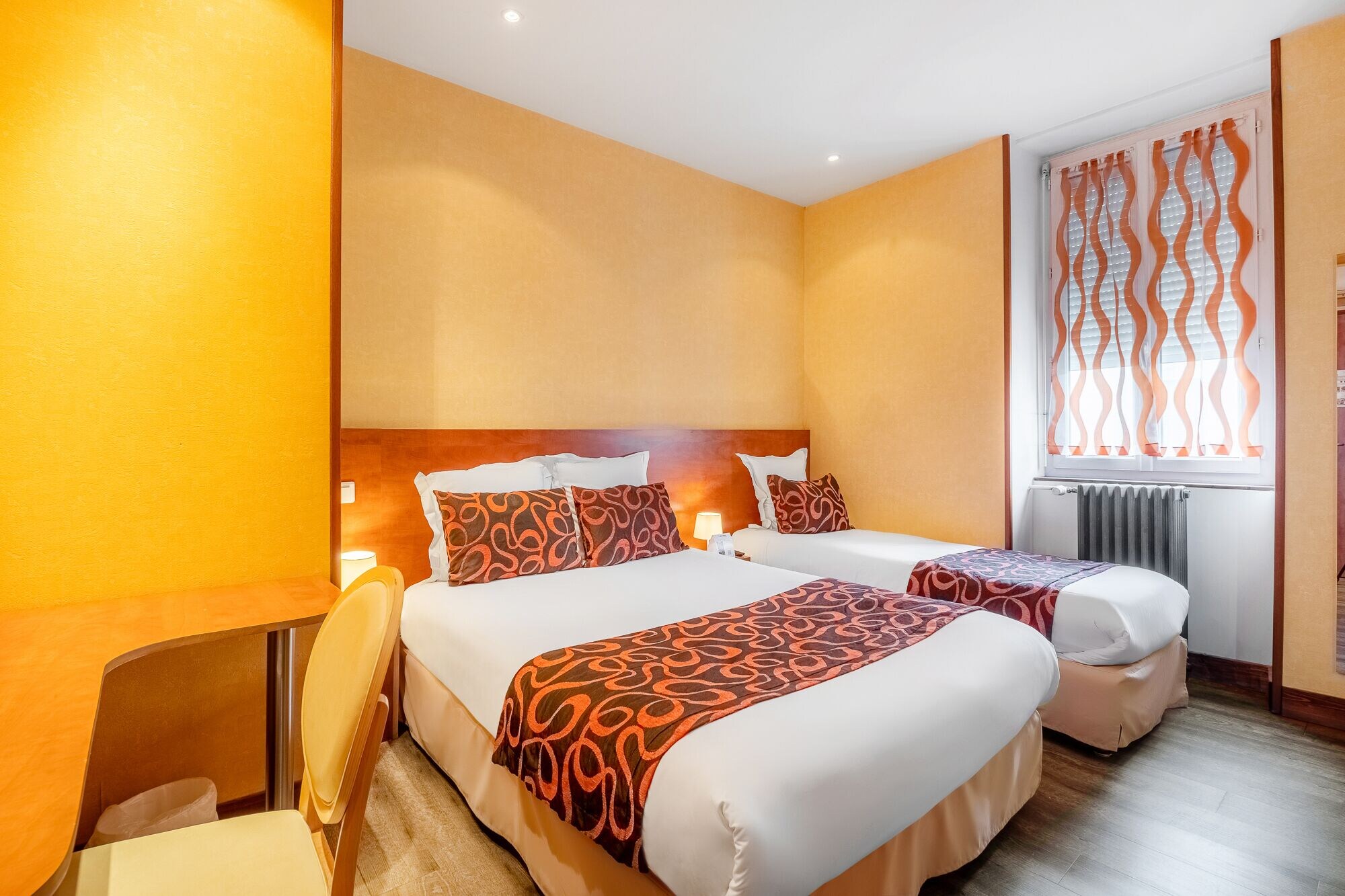 غرفة ثلاثية بسرير مزدوج وسرير فردي، The Originals City Hotel Regina, Perigueux 4/4