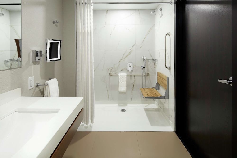 Doubletree by Hilton Montreal Airport 6/44