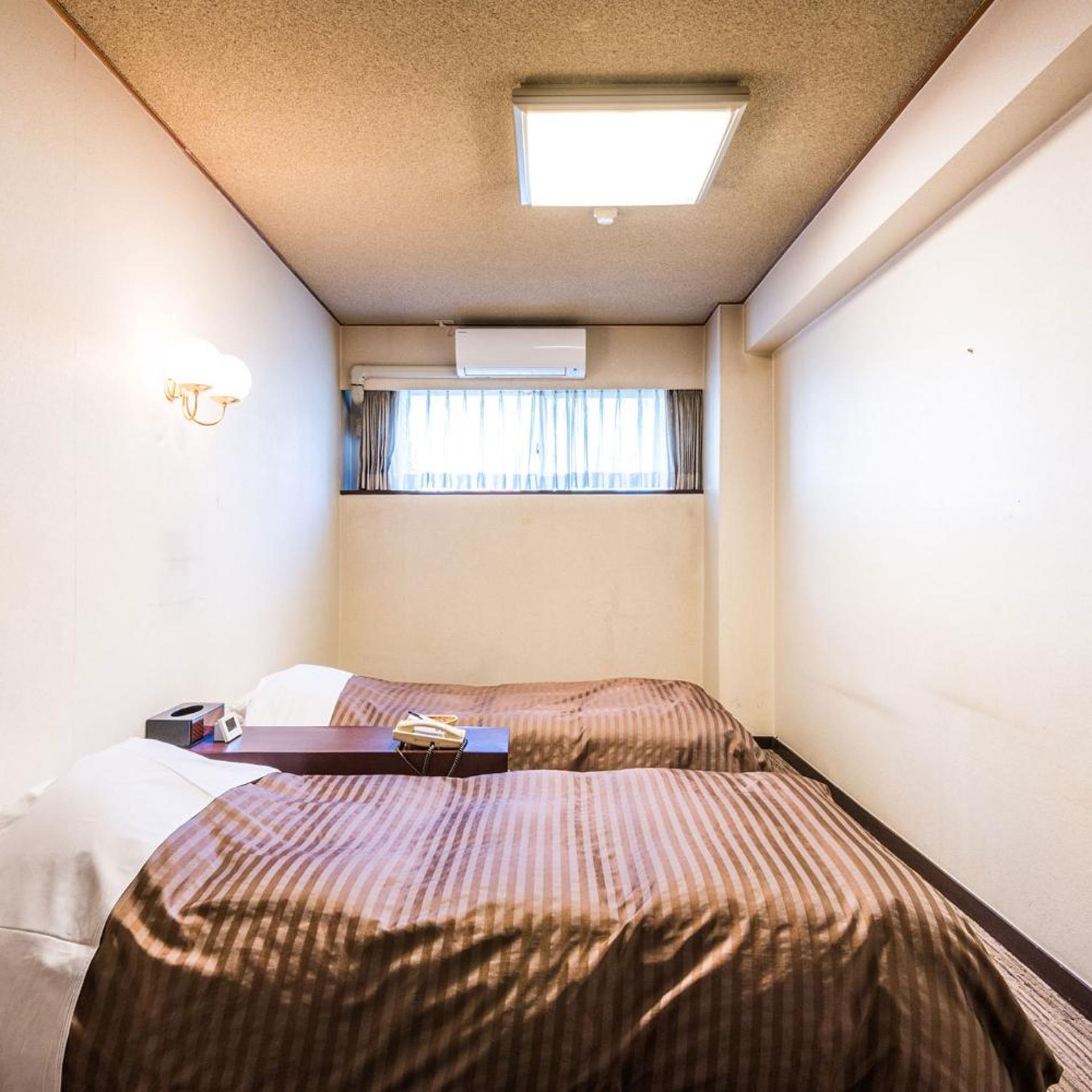 INTERIOR, ECONOMY, TWIN BEDS, NO VIEW, BATHTUB