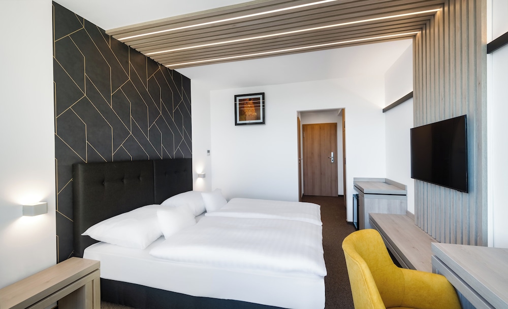 HUNGUEST HOTEL HELIOS 11/56