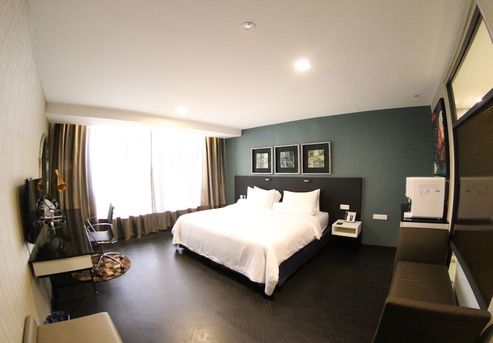 Bedrock Hotel 18/50