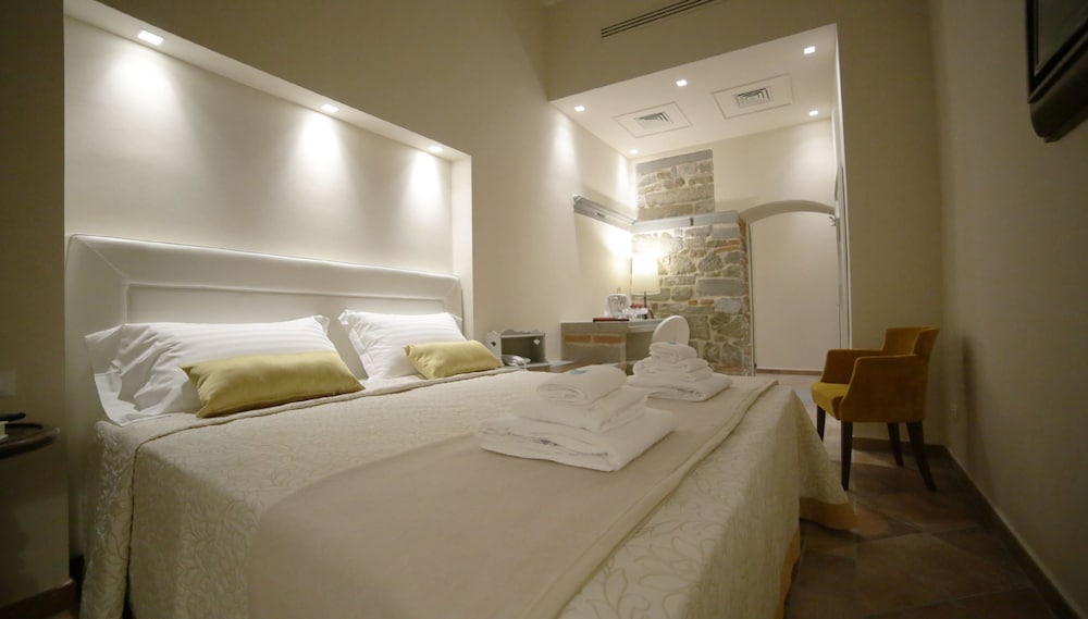 EXCLUSIVE, DOUBLE OR TWIN BED
