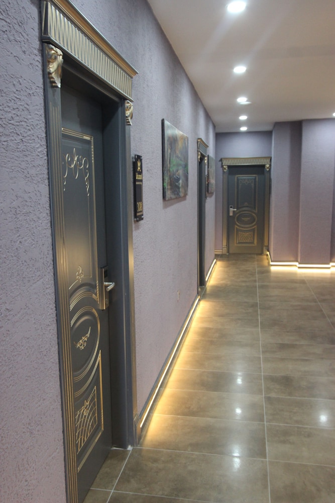 Monezza Hotel 6/50