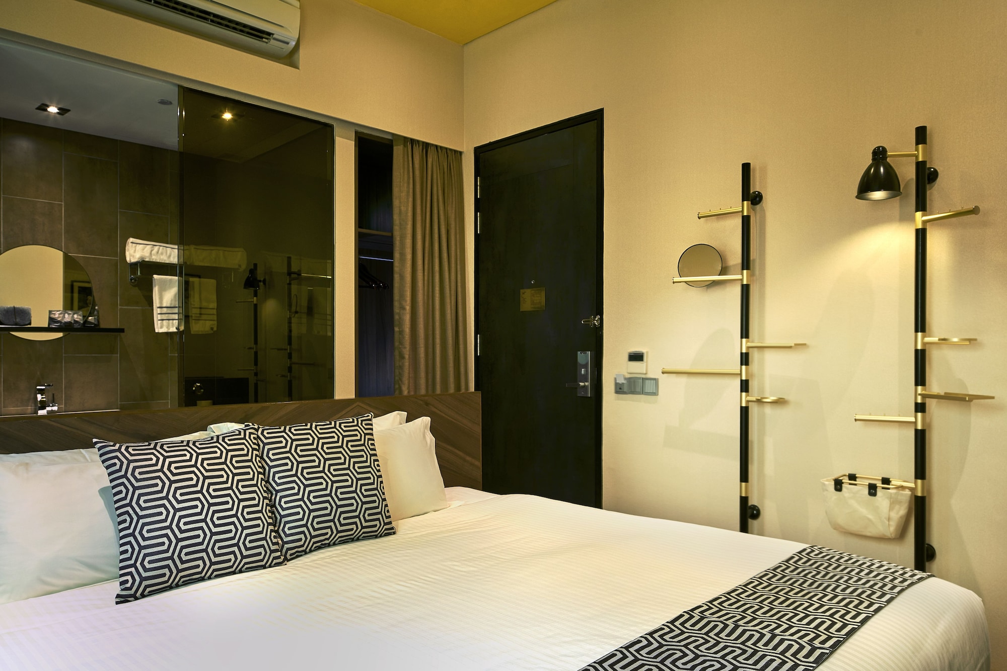 DELUXE, KING BED