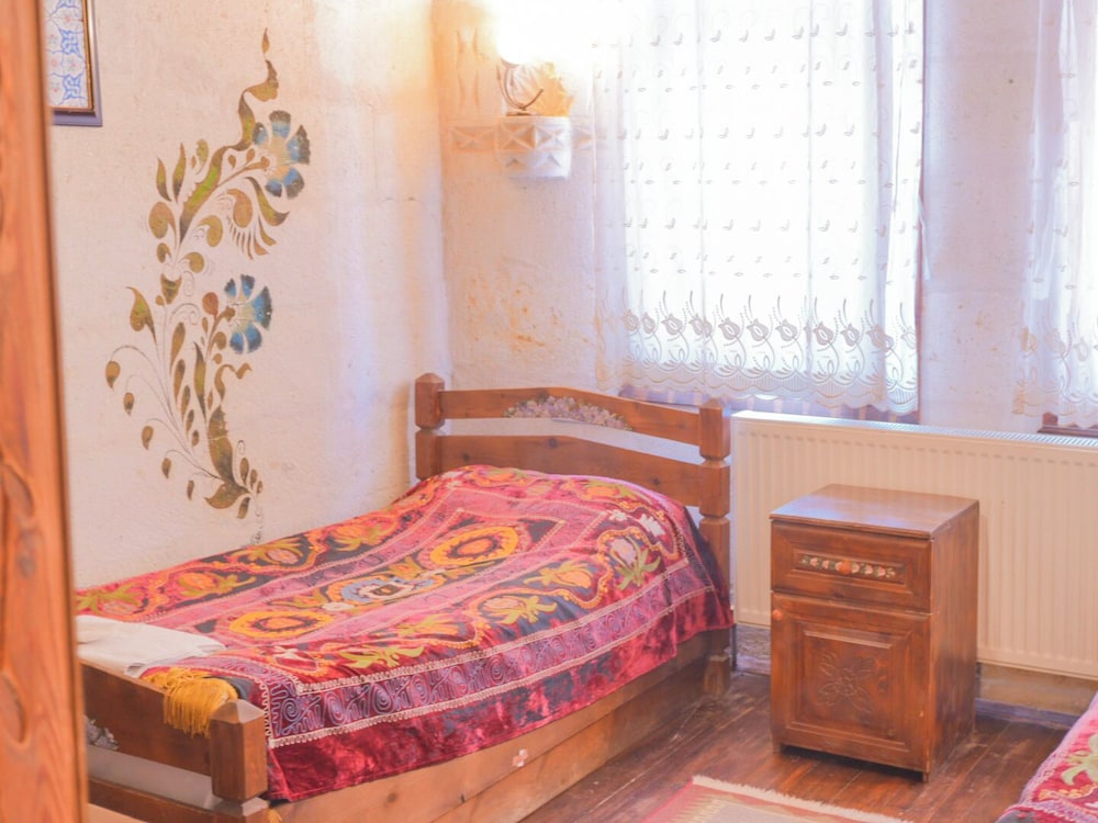 1 BEDROOM, STANDARD, TWIN BEDS