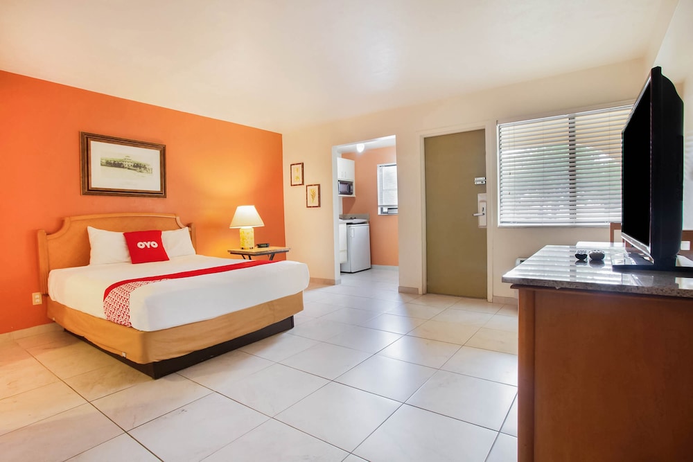 OYO Waterfront Hotel Cape Coral/Fort Myers, FL 25/51