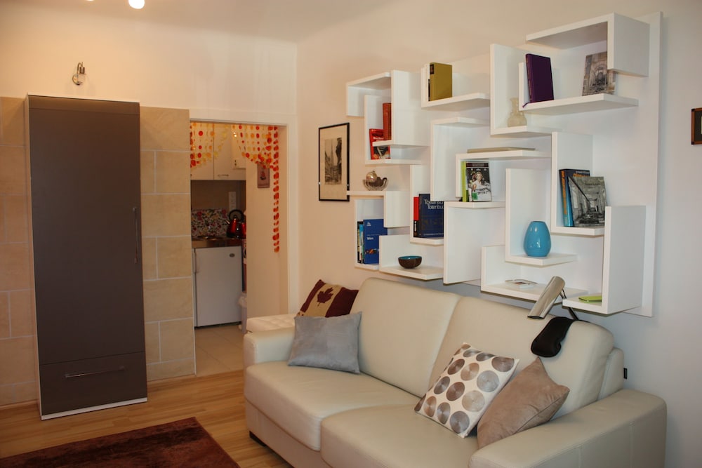 GOVIENNA CHARMING STUDIO 11/17